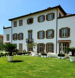 LA VILLA APARTMENTS - Convenient for Sardinia and Corsica - 5 beds -Private Parking included with Camera